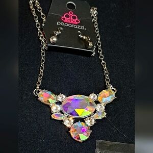 NWT PAPARAZZI NECKLACE AND EARRINGS SET